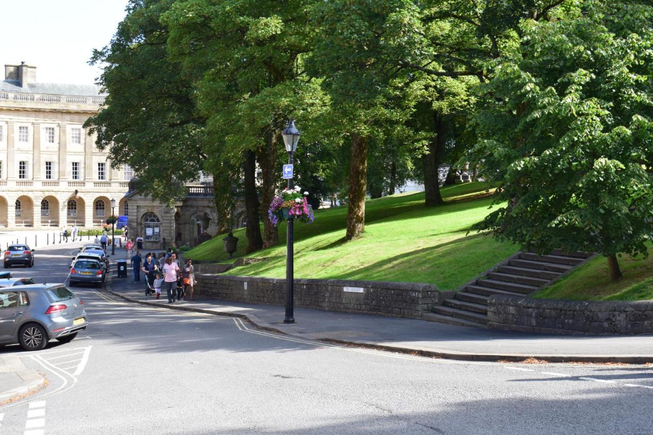 The Buxton Retreat A Luxurious 3-Storey Townhouse With Four Poster Bed And Double Jacuzzi Bath" エクステリア 写真