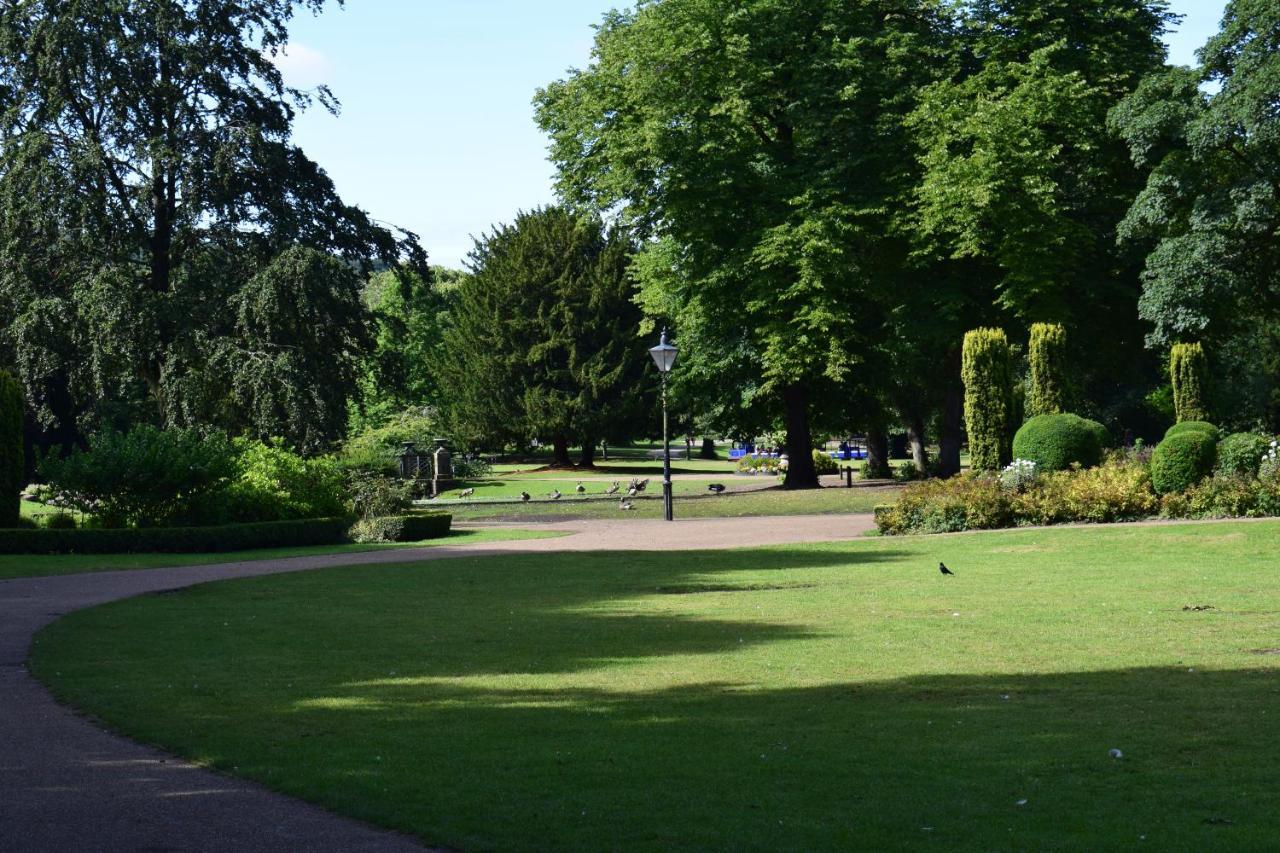 The Buxton Retreat A Luxurious 3-Storey Townhouse With Four Poster Bed And Double Jacuzzi Bath" エクステリア 写真