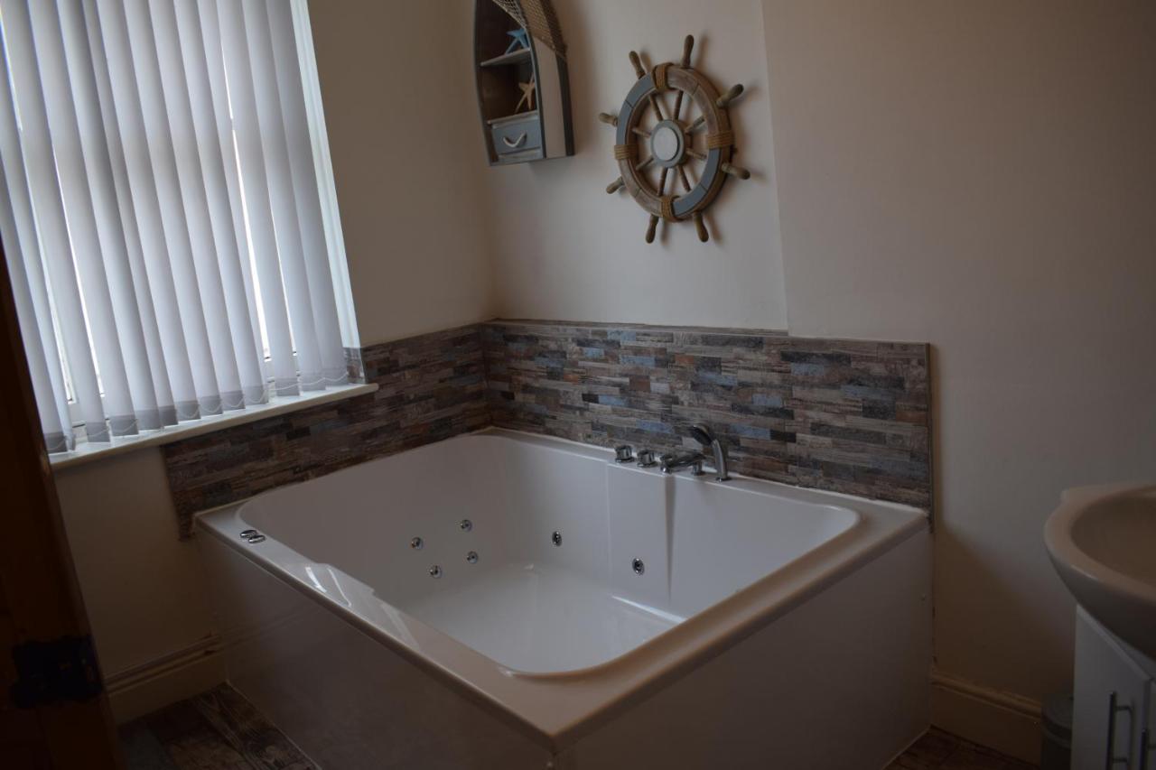 The Buxton Retreat A Luxurious 3-Storey Townhouse With Four Poster Bed And Double Jacuzzi Bath" エクステリア 写真