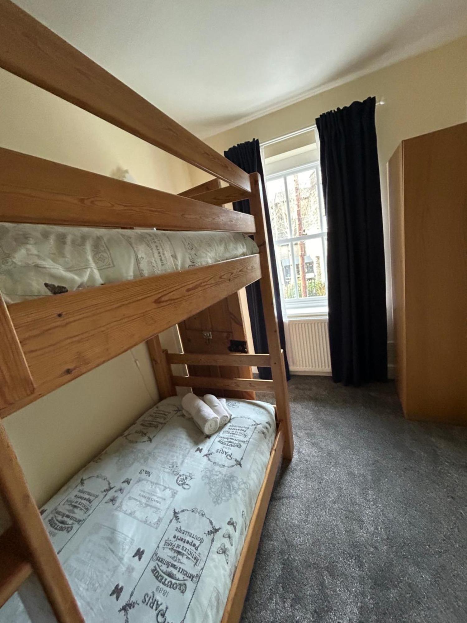 The Buxton Retreat A Luxurious 3-Storey Townhouse With Four Poster Bed And Double Jacuzzi Bath" エクステリア 写真