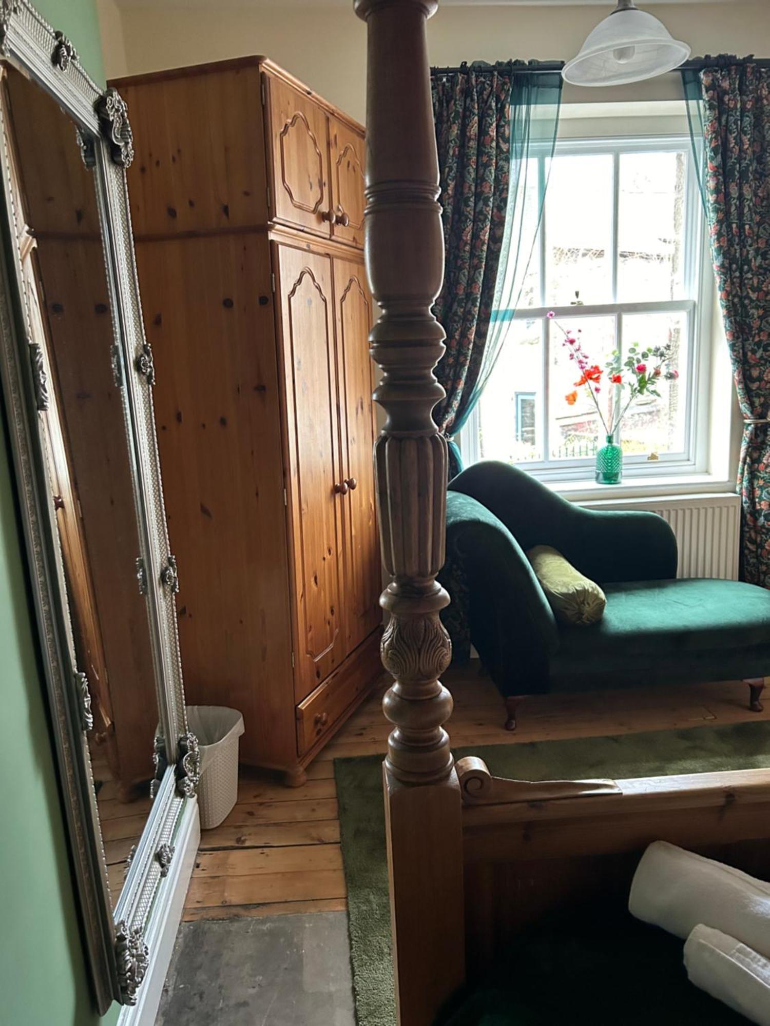 The Buxton Retreat A Luxurious 3-Storey Townhouse With Four Poster Bed And Double Jacuzzi Bath" エクステリア 写真