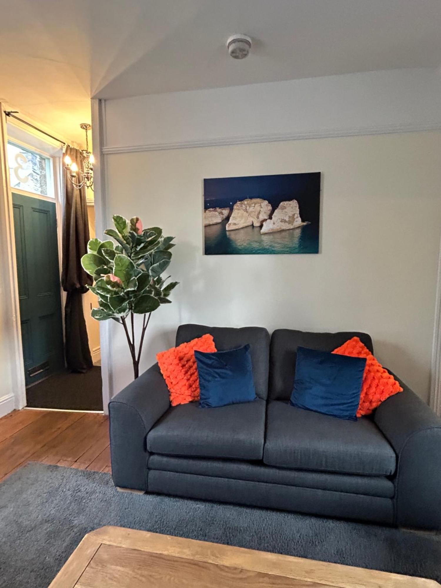 The Buxton Retreat A Luxurious 3-Storey Townhouse With Four Poster Bed And Double Jacuzzi Bath" エクステリア 写真