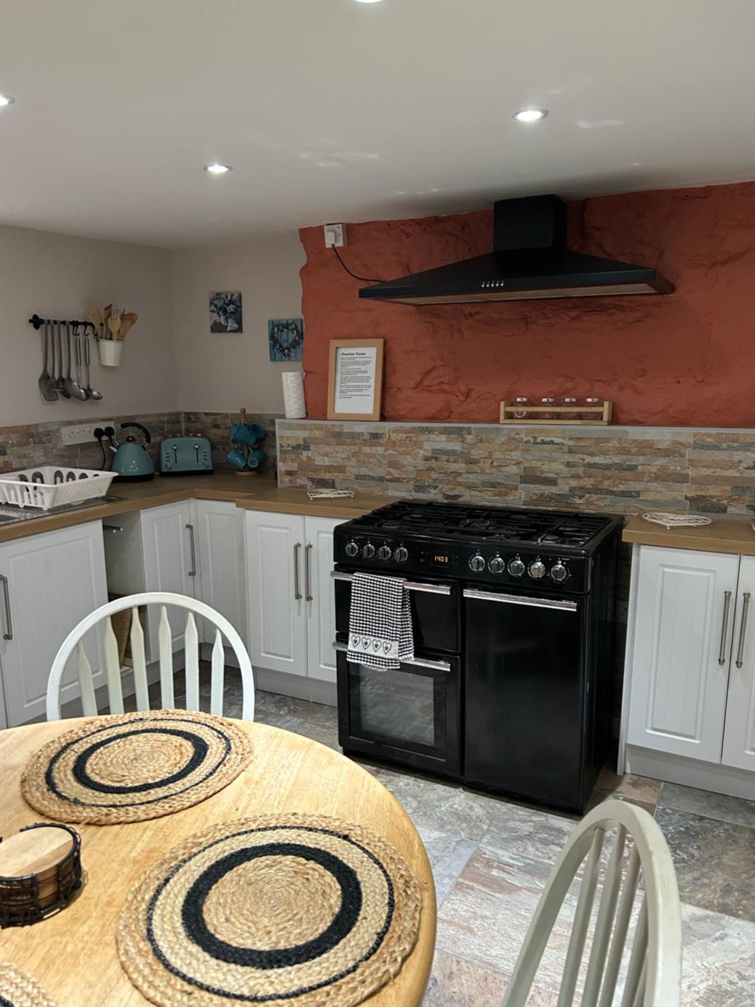 The Buxton Retreat A Luxurious 3-Storey Townhouse With Four Poster Bed And Double Jacuzzi Bath" エクステリア 写真